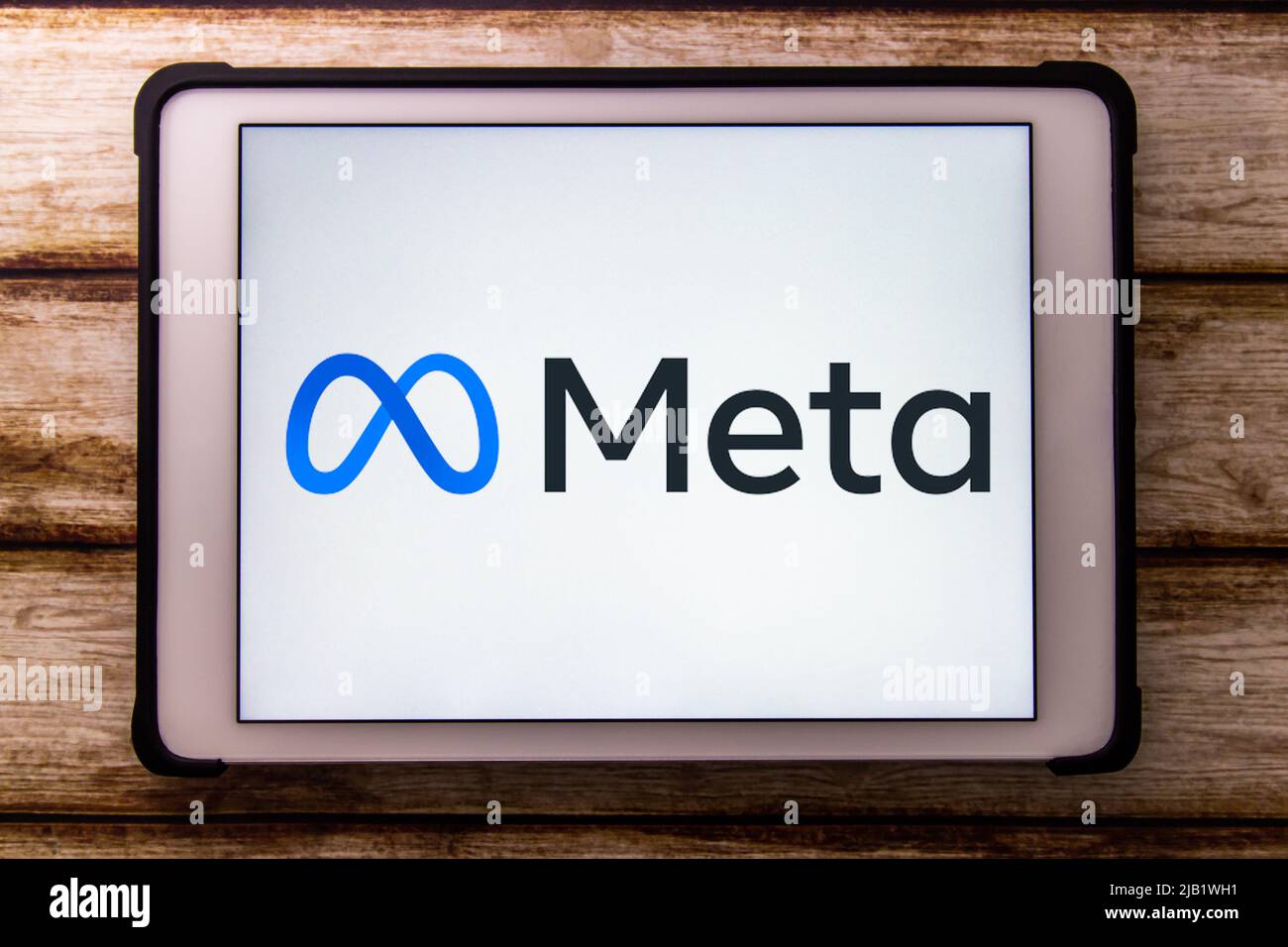 Logo des US-Technologiekonzerns Meta Platforms, Inc. Auf Tablet auf Holztisch. Im Oktober 2021 ändert Facebook den Firmennamen in Meta. Stockfoto