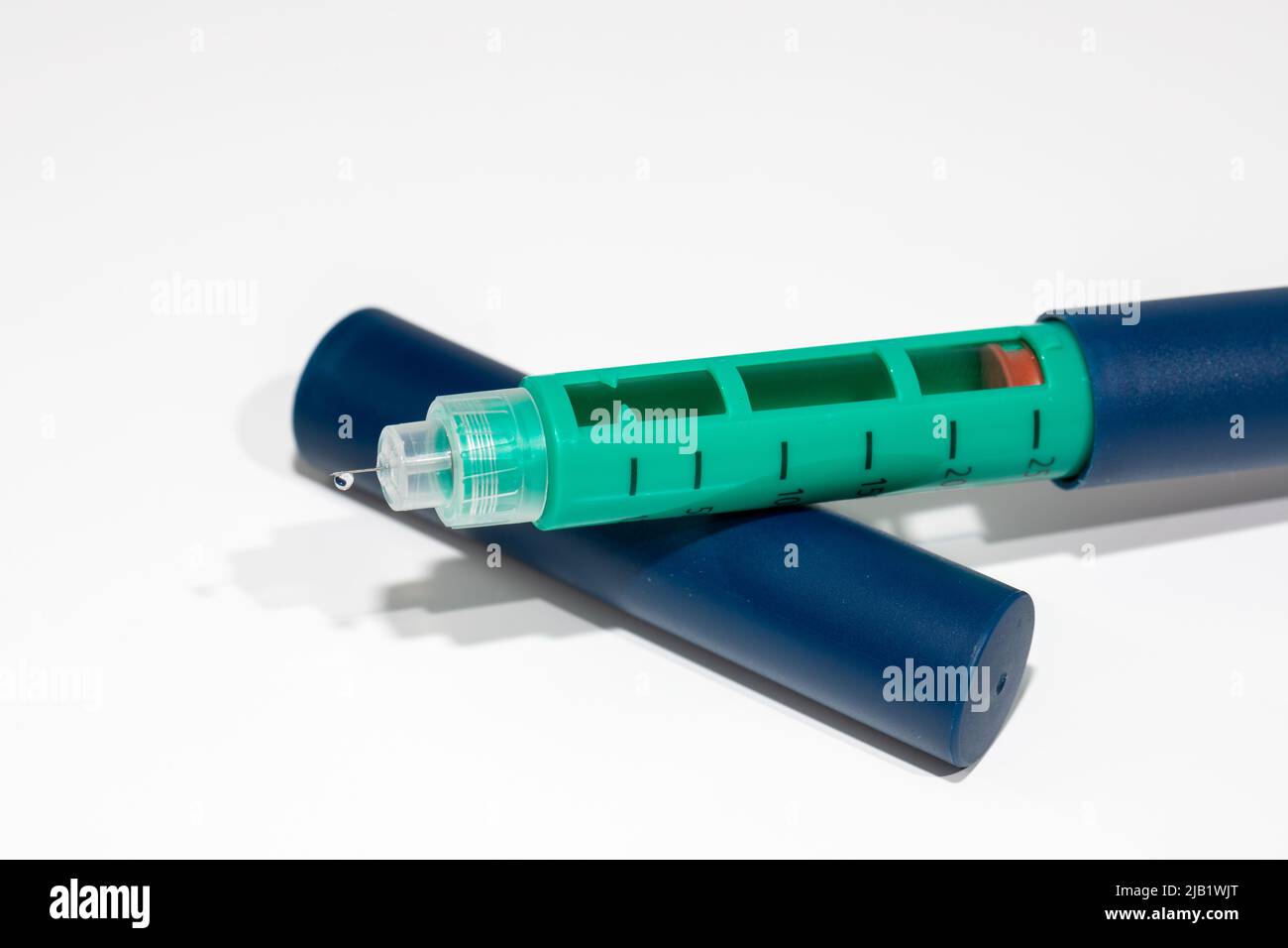 Insulin-Stift mit isolierter Nadelspitze auf weißem Hintergrund. Medizinische Geräte werden zur Selbstinjektion zur Behandlung von Diabetes-Erkrankungen eingesetzt. Stockfoto