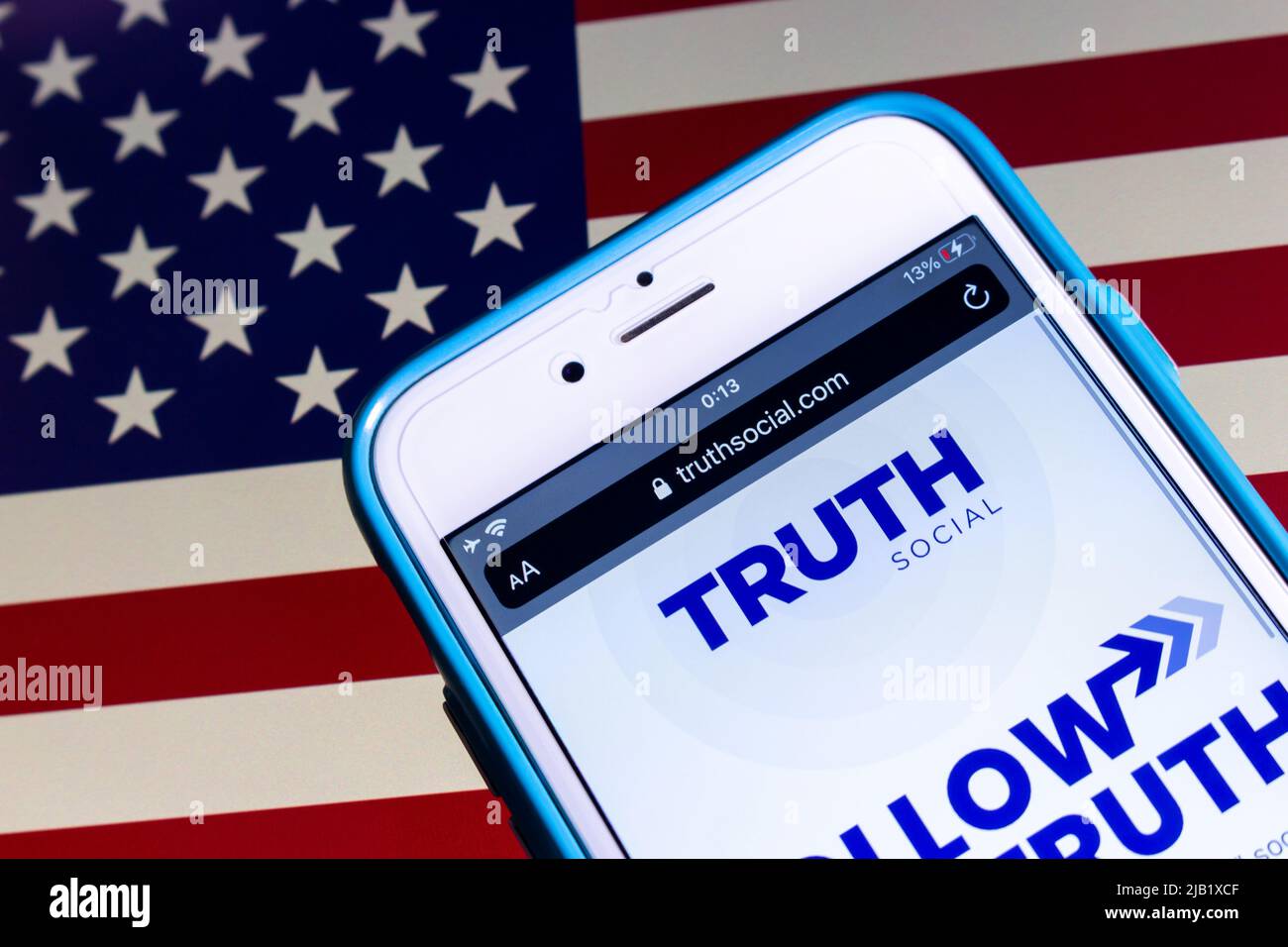 Kumamoto, JAPAN - Nov 2 2021 : TRUTH Social, eine vorgeschlagene SNS-Plattform, die von der Trump Media and Technology Group (TMTG) auf dem iPhone unter US-Flagge lanciert wird Stockfoto