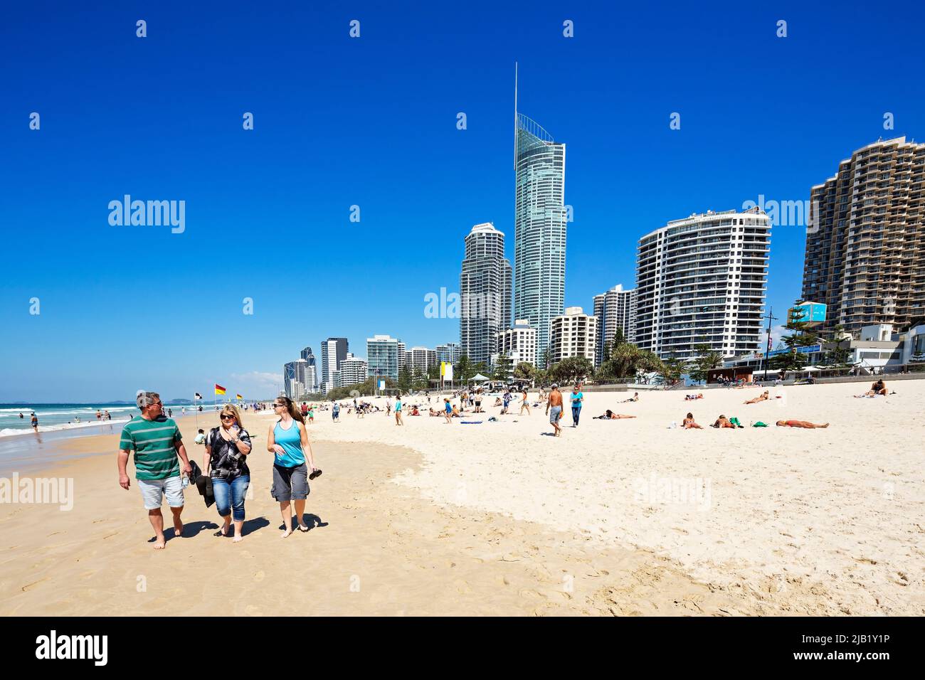 Queensland Australien / Touristen und Einheimische genießen die Sonne, die Küste und den Strand von Surfers Paradise. Stockfoto