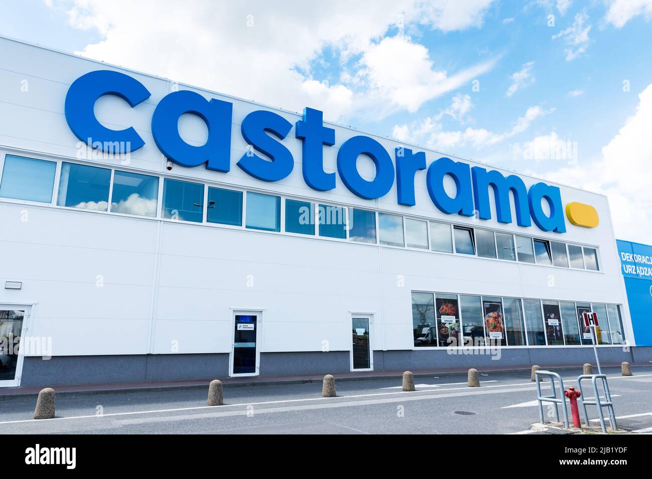 Breslau, Polen - 29. MAI 2022: Logo der Marke Castorama im Geschäft Stockfoto