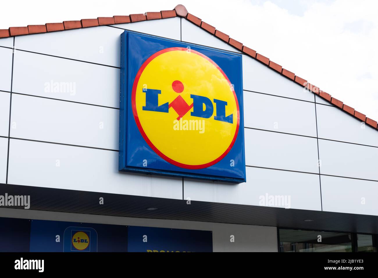 Breslau, Polen - 29. MAI 2022: LIDL Supermarkt in Polen. Lidl ist eine deutsche globale Discountmarktkette Stockfoto