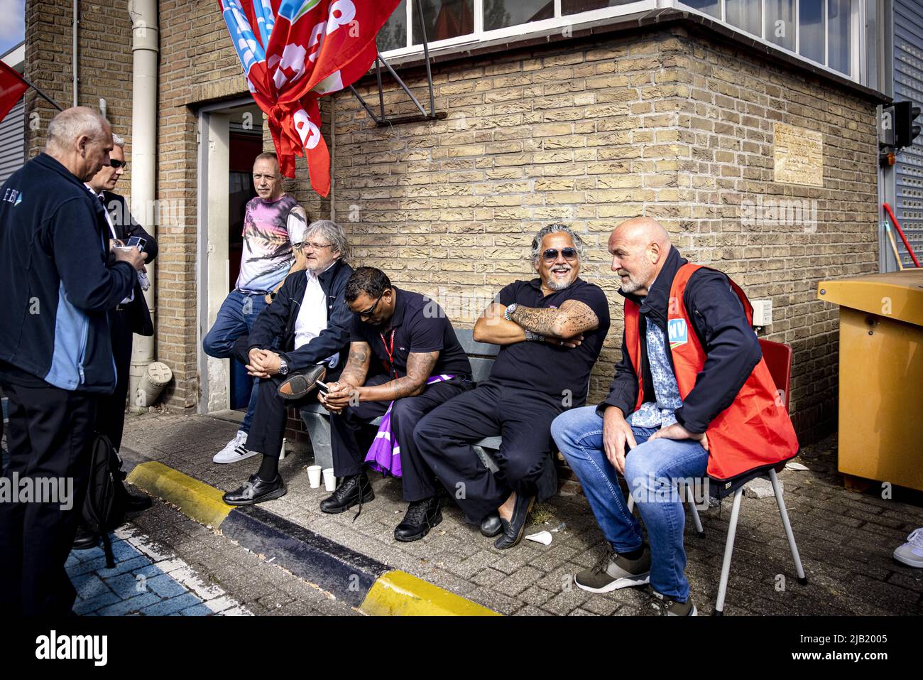 2022-06-02 09:53:10 DEN HAAG - Streiktreffen im Depot in der Telexstraat. Mitarbeiter des öffentlichen Verkehrsunternehmens HTM in Den Haag streiken für einen besseren Tarifvertrag. FNV und CNV fordern eine Lohnerhöhung von 5 Prozent und eine Beibehaltung der Kaufkraft. ANP RAMON VAN FLYMEN niederlande Out - belgien Out Stockfoto