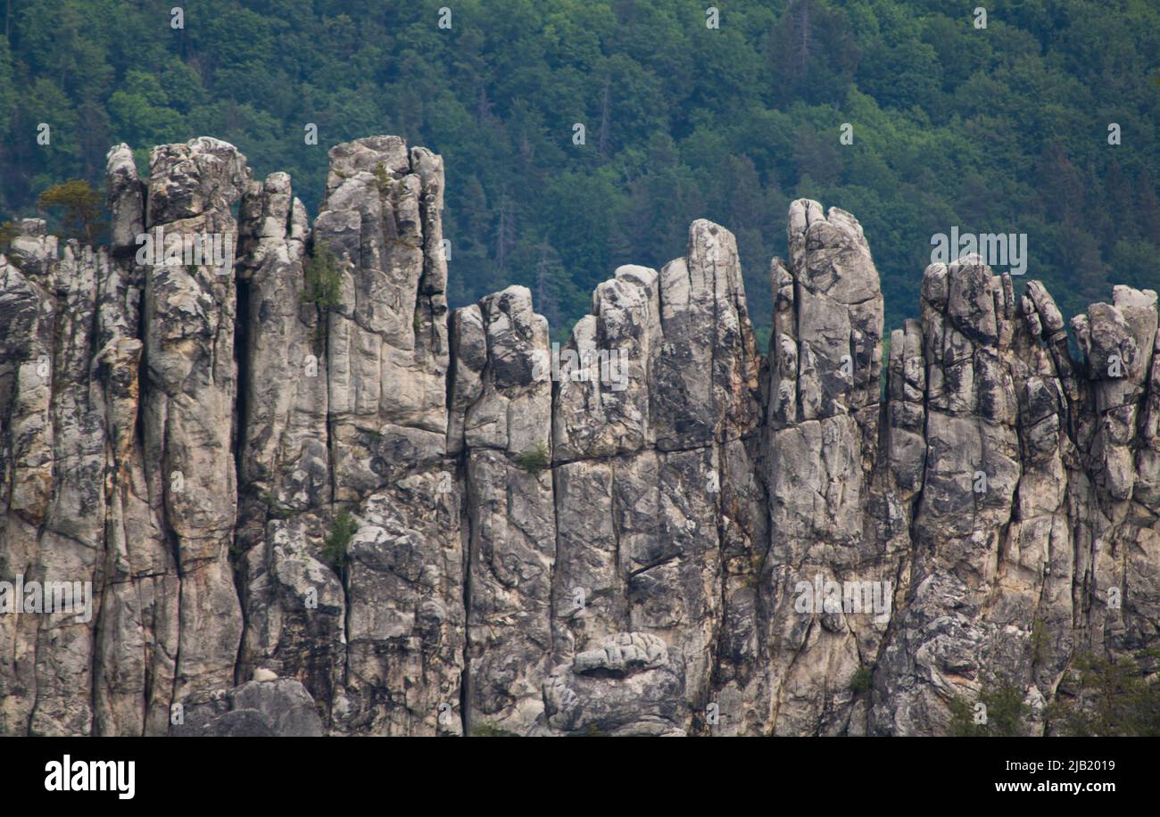 Böhmische Sandsteinfelsen im Böhmischen Paradies, geformt von Wind, Wasser, Frost, Erosion und Menschen in einzigartigen Formen. Stockfoto