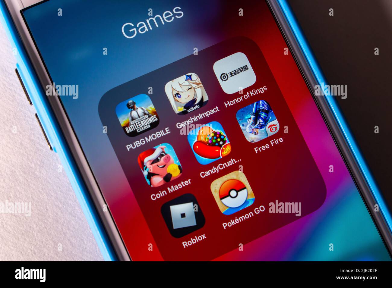 8 beliebte Handyspiele (PUBG, Genshin Impact, Honor of Kings, Coin Master, Candy Crush Saga Online, Garena Free Fire, Roblox und Pokemon Go) auf dem iPhone Stockfoto