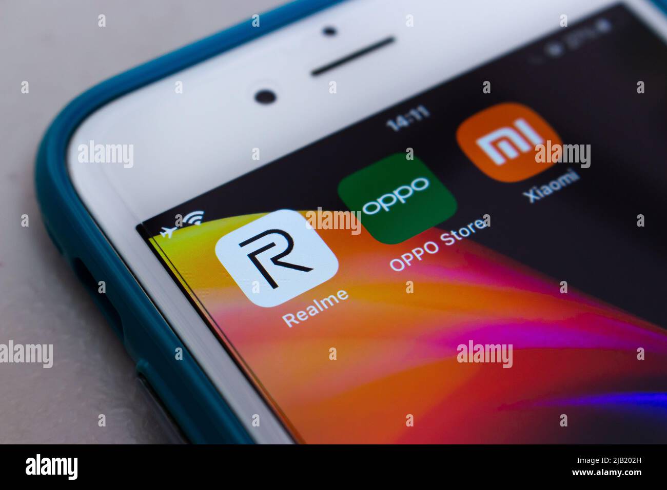 Realme, ein chinesischer Smartphone-Hersteller, der eine Tochtergesellschaft von BBK Electronics ist, mit Symbolen von Wettbewerbern (Oppo und Xiaomi) auf dem Smartphone Stockfoto