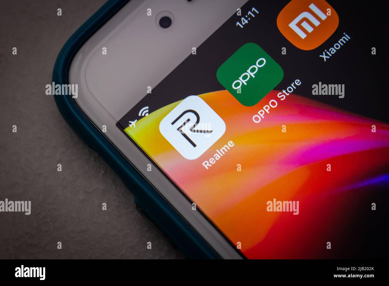 Realme, ein chinesischer Smartphone-Hersteller, der eine Tochtergesellschaft von BBK Electronics ist, mit Wettbewerbern (Oppo und Xiaomi) in dunkler Stimmung Stockfoto