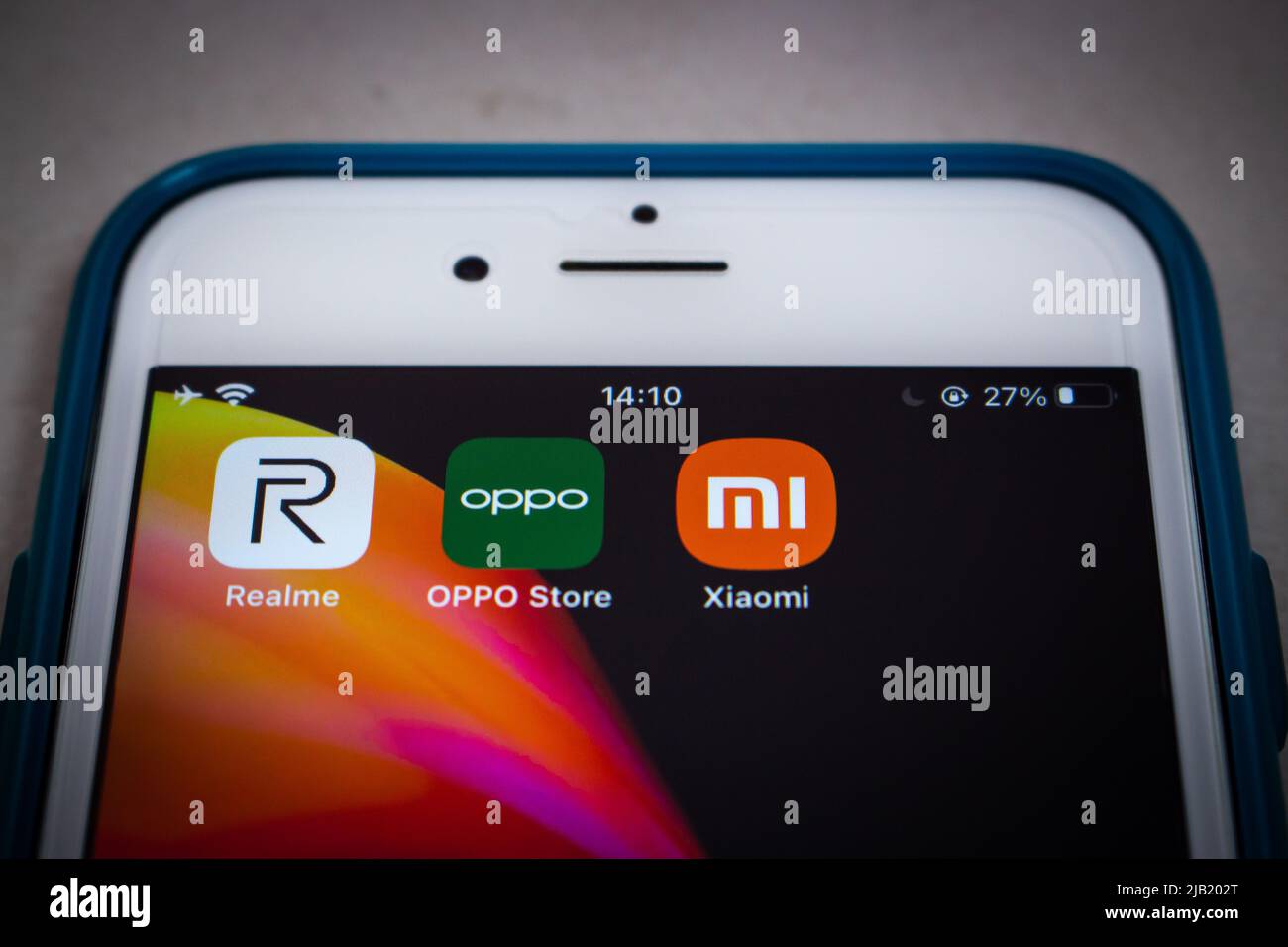 Chinesische Smartphone-Ikonen, Realme (Tochtergesellschaft von BBK Electronics), Oppo (Guangdong Oppo Mobile Telecommunications Corp., Ltd) und Xiaomi in dunkler Stimmung Stockfoto