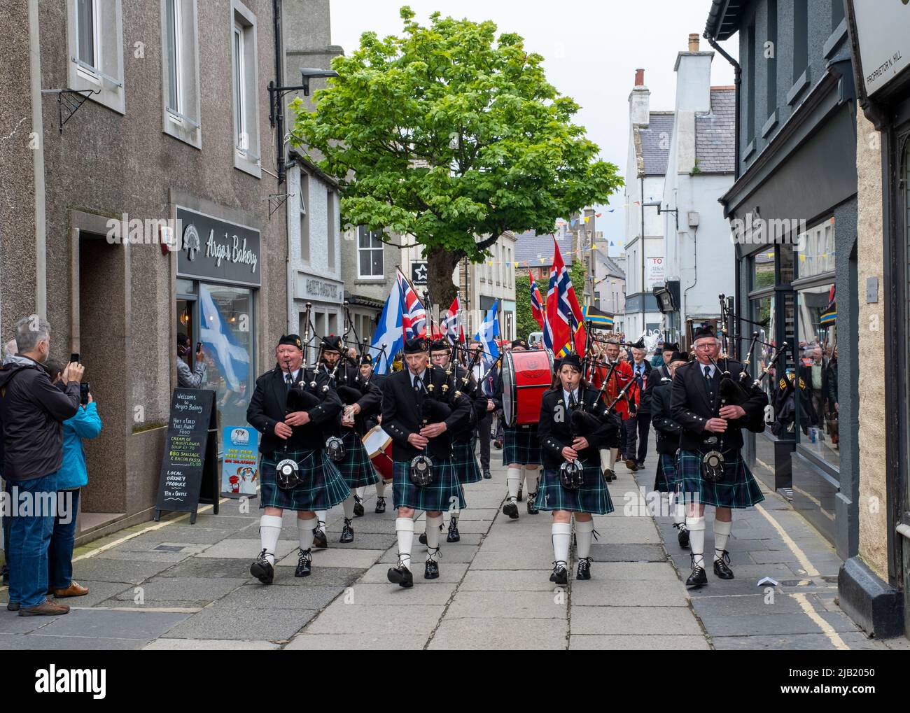 Kirkwall Orkney: Pfeifen und Trommeln ziehen durch das Stadtzentrum von Kirkwall, um den Norwegentag am 17. 2022. Juni zu feiern. Stockfoto