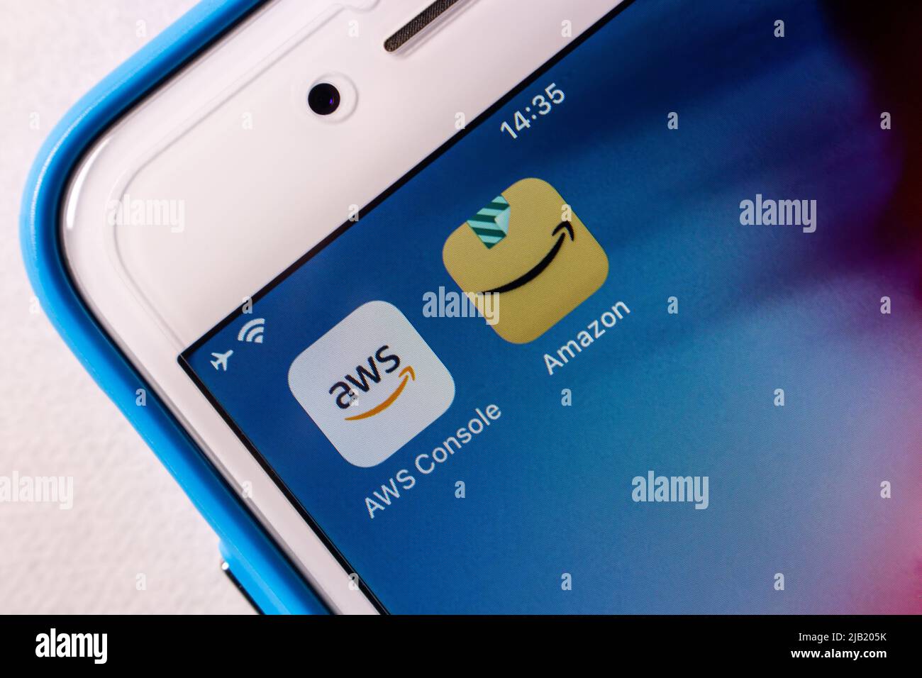 AWS-Konsole (Amazon Web Services) und Amazon App-Symbole auf dem iPhone. AWS ist ein Anbieter von On-Demand-Cloud-Computing-Plattformen und -APIs von Amazon Stockfoto