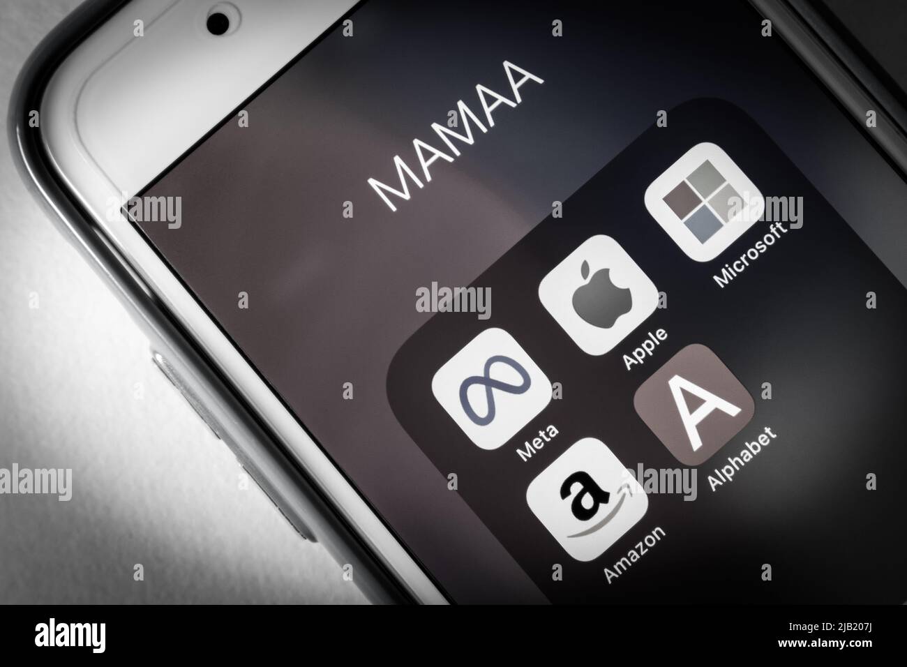 Symbole von MAMAA, steht für Meta, Apple, Microsoft, Amazon, Und Alphabet inc., 5 US-Tech-Giganten in der IT-Branche, auf einem iPhone in Schwarzweiß Stockfoto