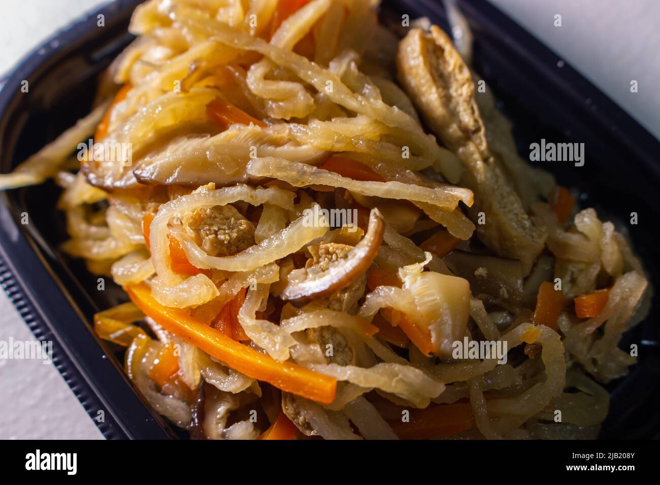 Nahaufnahme der traditionellen japanischen Lebensmittel Kiriboshi Daikon, getrocknete Daikon Streifen oder getrocknete geraspelte Daikon Rettich, verkauft von japanischen lokalen Supermarkt. Stockfoto