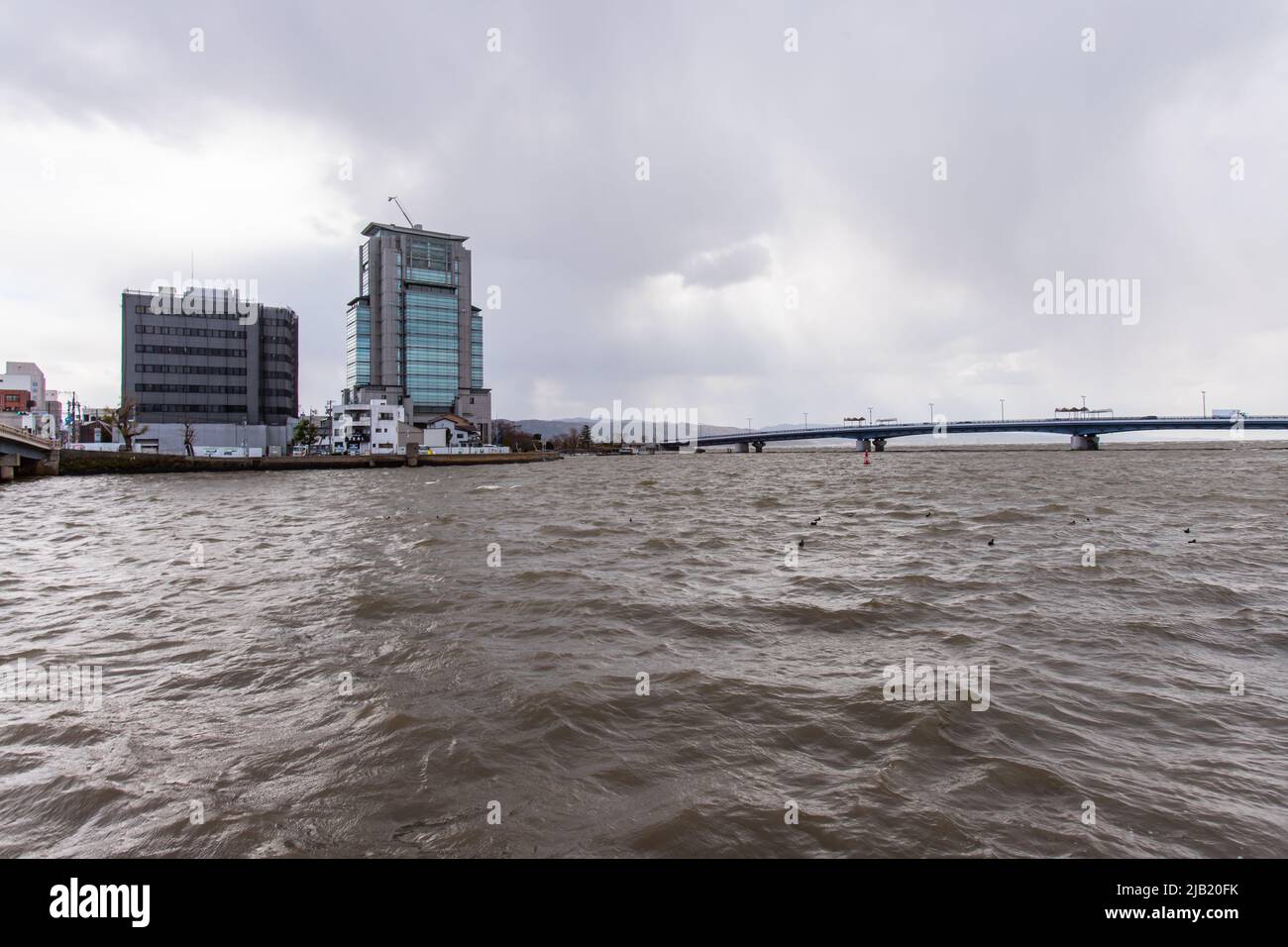 Matsue, Shimane, JAPAN - Dez 1 2021 : die Shinjiko Ohashi Brücke und Nakaumi von der Matsue Ohashi Brücke an bewölktem Tag. Stockfoto