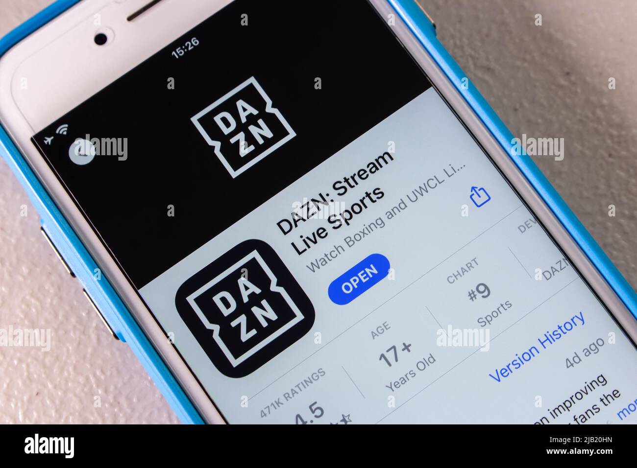 Logo von DAZN, einem internationalen OTT-Abonnement (Over-the-Top Sports), der in über 200 Ländern im App Store auf dem iPhone erhältlich ist Stockfoto