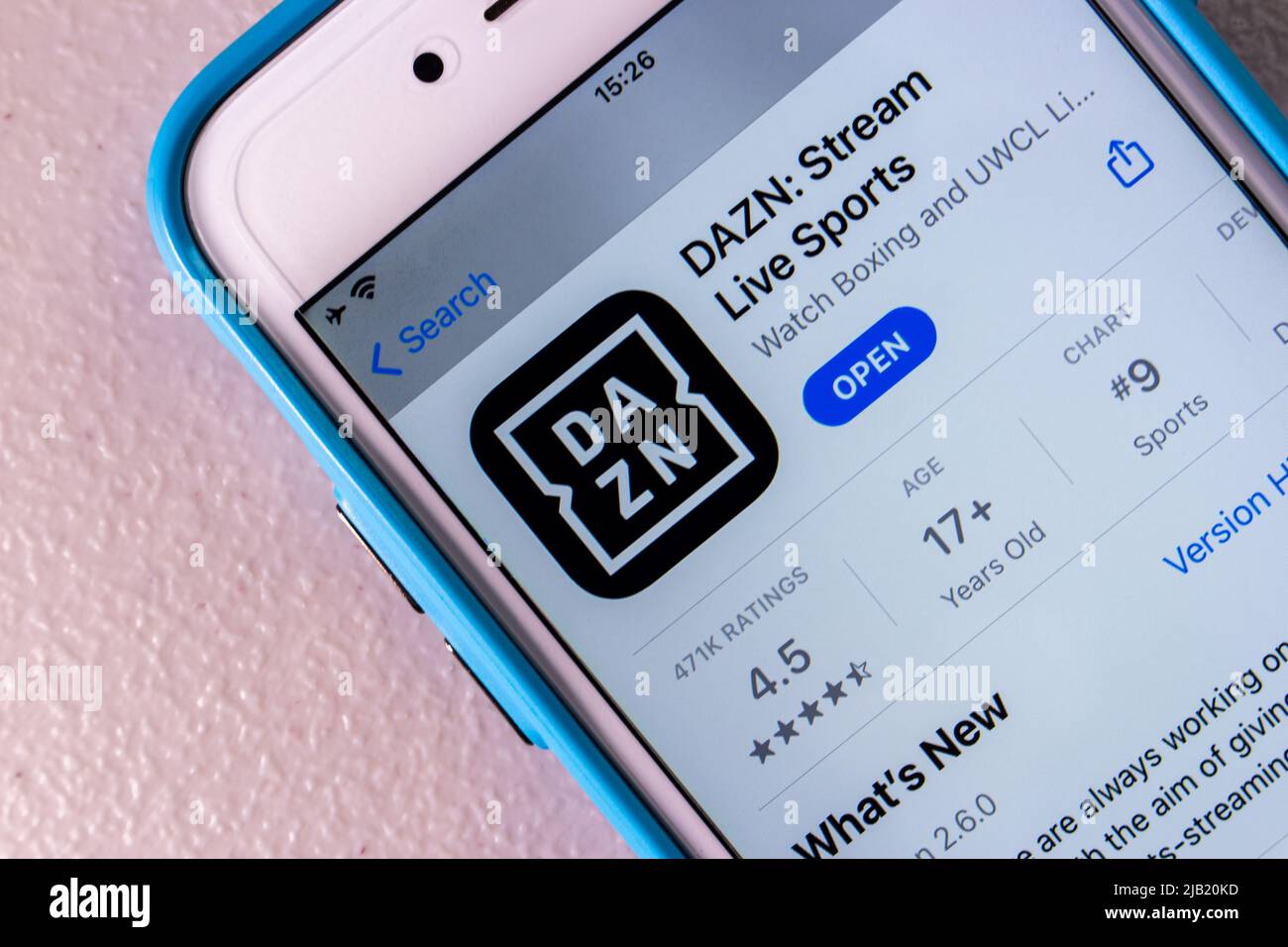 Logo von DAZN, einem internationalen OTT-Abonnement (Over-the-Top Sports), der in über 200 Ländern im App Store auf dem iPhone erhältlich ist Stockfoto