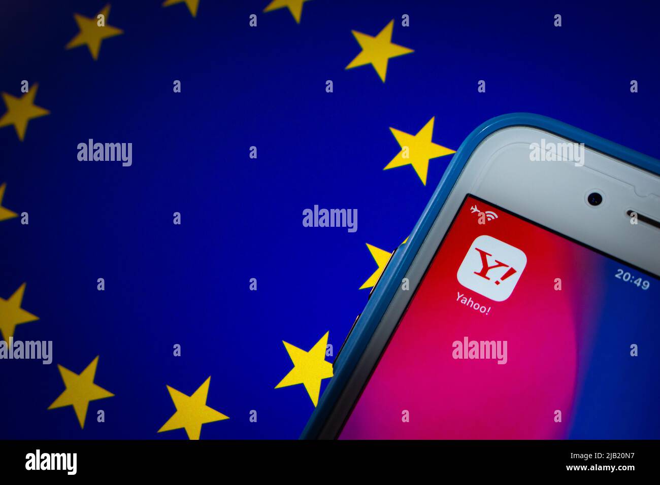 Yahoo! Japan-Logo auf einem iPhone auf EU-Flagge in dunkler Stimmung. Yahoo Japan gab bekannt, dass seine Website ab April 2022 für Europa nicht mehr verfügbar sein wird Stockfoto