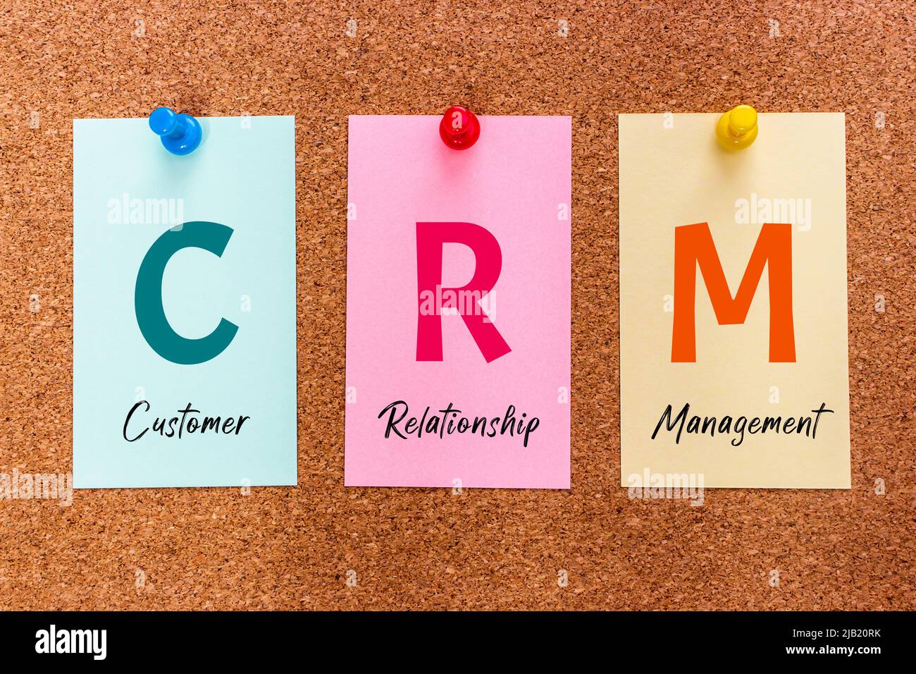 Konzept 3 Buchstaben Schlüsselwort CRM (Customer Relationship Management) auf bunten Aufkleber auf einem Korkbrett befestigt. Stockfoto