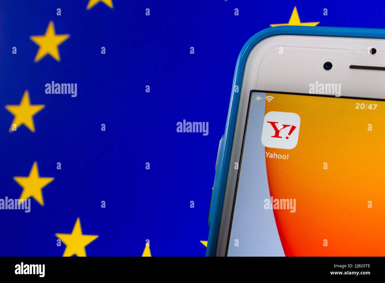 Yahoo! Japan-Logo auf einem iPhone unter EU-Flagge. Yahoo Japan gab bekannt, dass seine Website ab April 2022 für Europa nicht mehr verfügbar sein wird Stockfoto