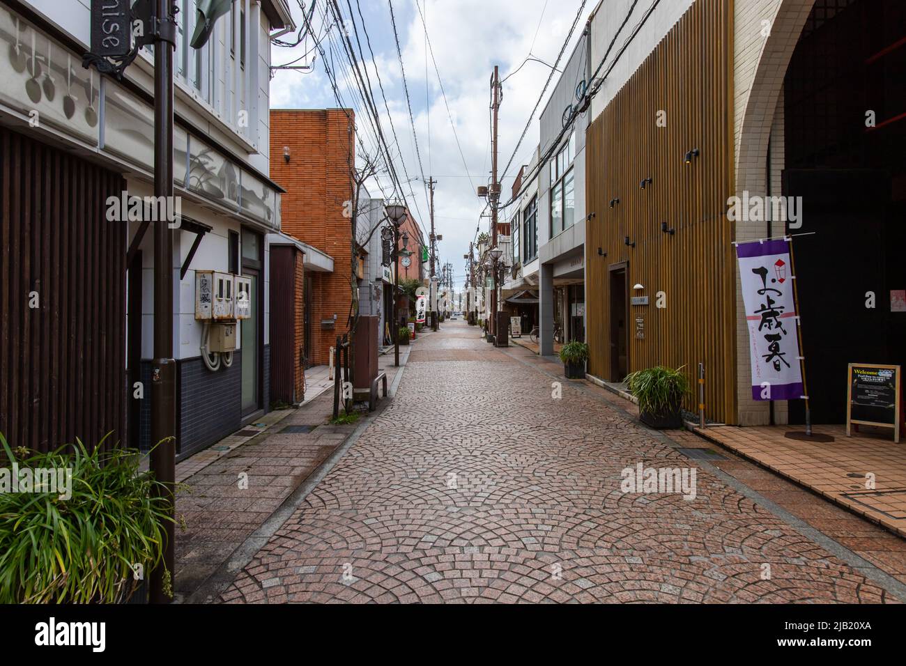 Stadtbild des Einkaufsviertels Kyomise. Es liegt im Herzen von Matsue City und es gibt eine Auswahl an Restaurants, Cafés und Geschäften in der Gegend Stockfoto