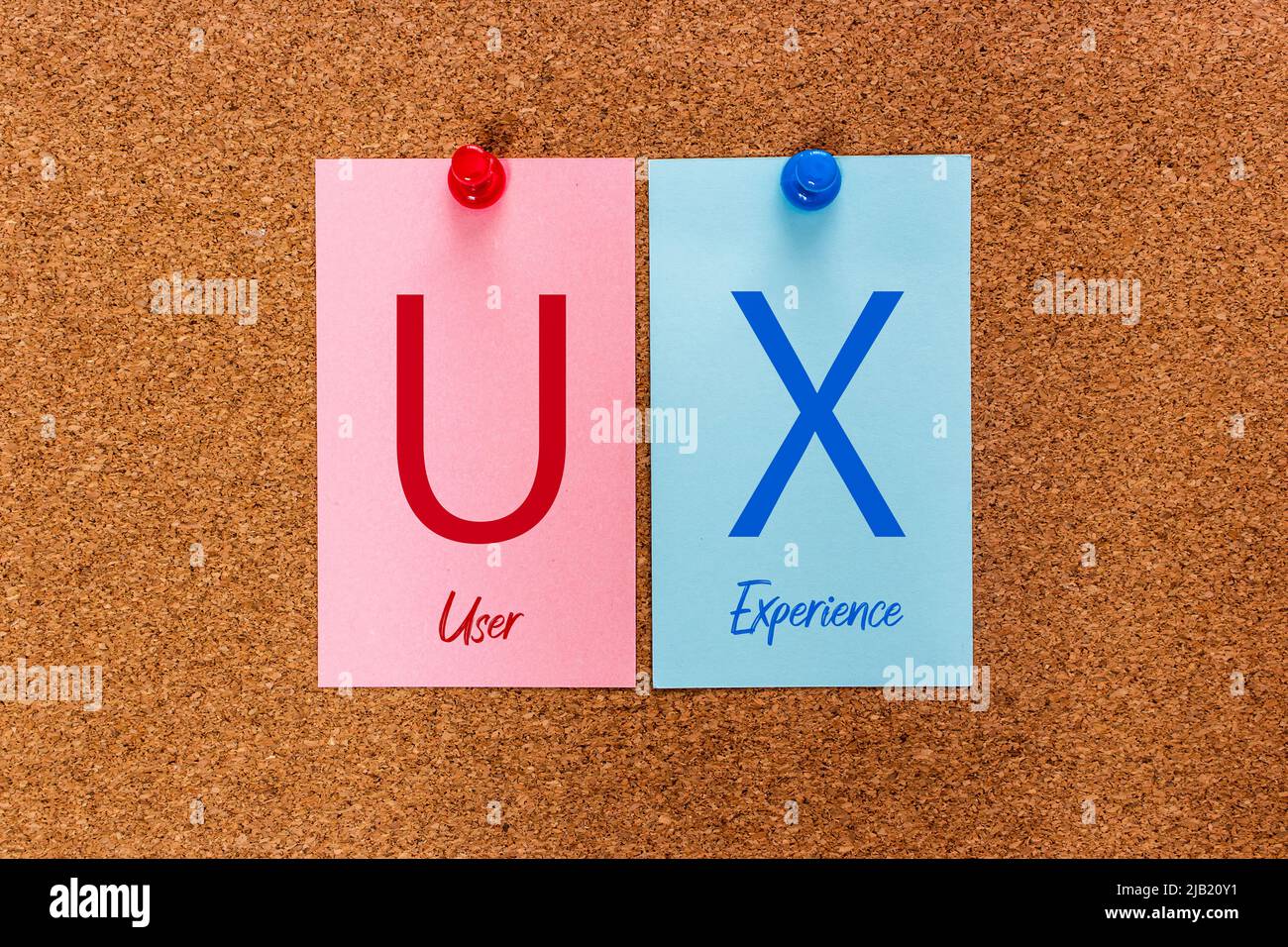 Konzept 2 Buchstaben Schlüsselwort UX (User Experience) auf bunten Sticker auf einem Korkbrett befestigt. Stockfoto