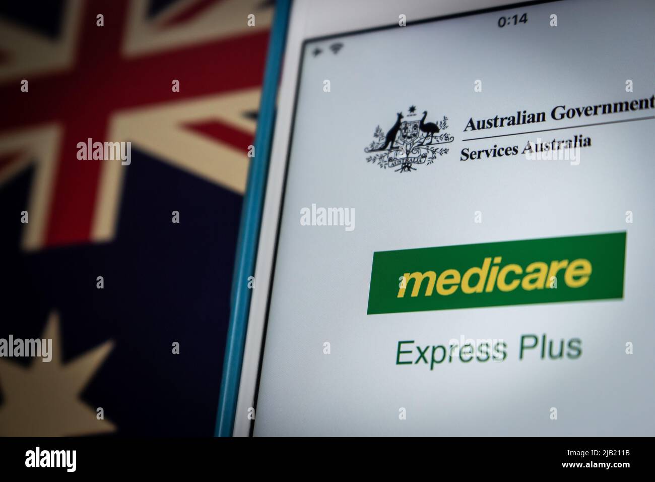 Express Plus Medicare Mobile App auf dem iPhone auf australischer Flagge in dunkler Stimmung. Es ist medicare Management Service von Services Australia Stockfoto