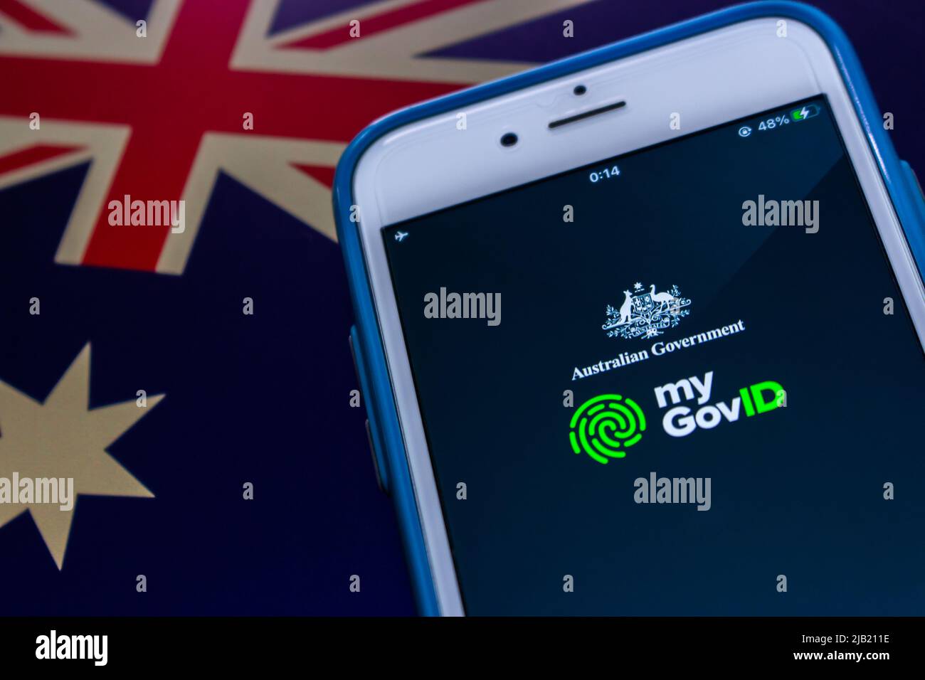 MyGovID, die App der australischen Regierung, mit der sich Benutzer bei Websites und Diensten der australischen Regierung auf dem iPhone unter australischer Flagge authentifizieren können Stockfoto