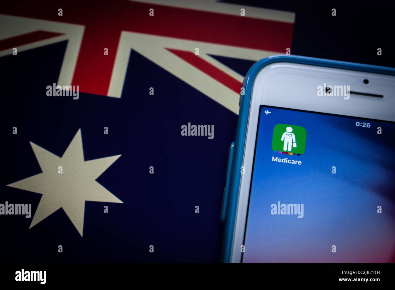 Express Plus Medicare Mobile App auf dem iPhone auf australischer Flagge in dunkler Stimmung. Es ist medicare Management Service von Services Australia Stockfoto