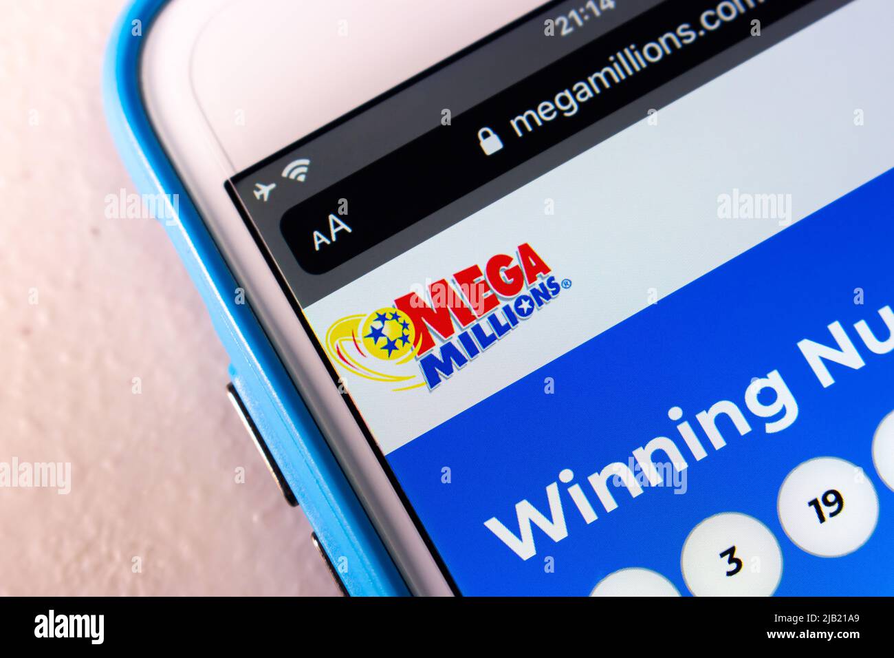 Kumamoto, JAPAN - Jan 14 2022 : Closeup-Logo von Mega Millions auf seiner Website auf dem iPhone. Mega Millions ist ein US-Lotteriespiel mit mehreren Gerichtsbarkeiten. Stockfoto