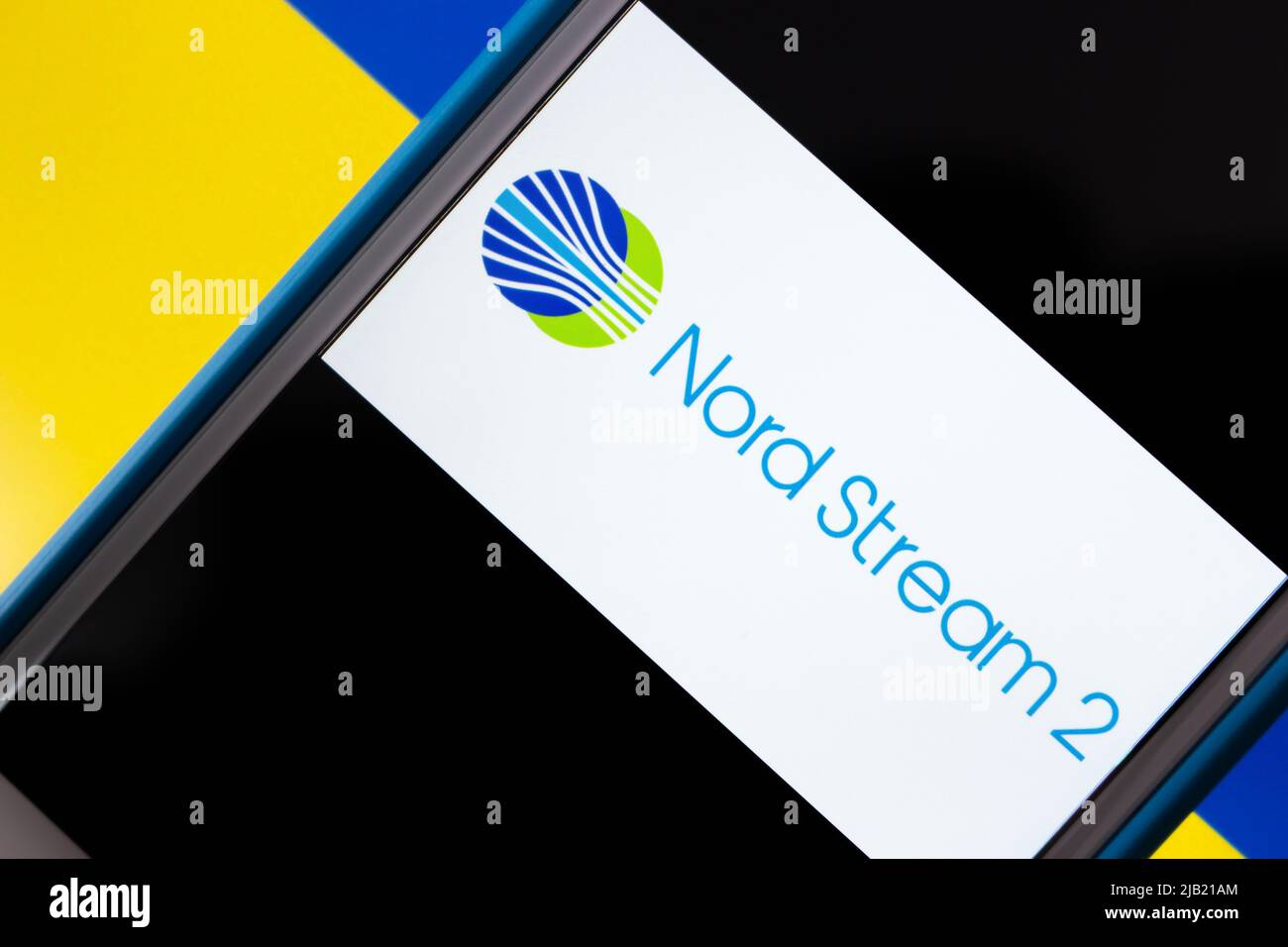 Nord Stream 2 Logo auf iPhone auf ukrainischer Flagge. Nord Stream ist ein Offshore-Erdgasleitungsnetz, das von Russland nach Deutschland unter der Ostsee läuft Stockfoto