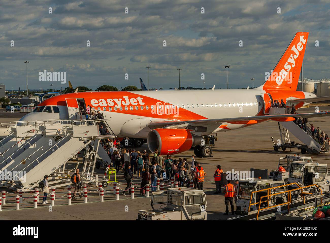Profilansicht eines Easy Jet Airbus A320 mit an Bord fahrenden Passagieren Stockfoto