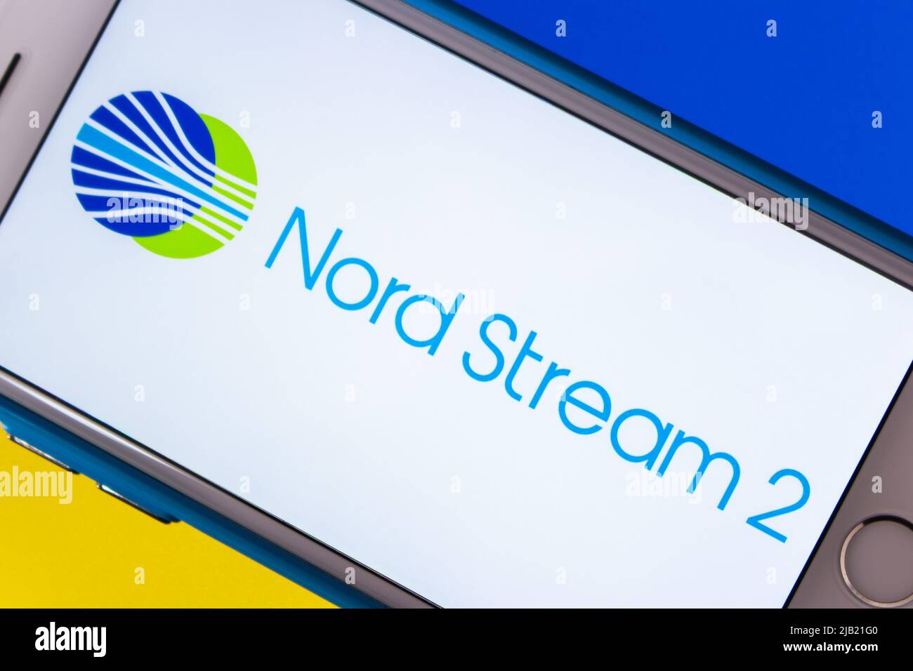 Nord Stream 2 Logo auf iPhone auf ukrainischer Flagge. Nord Stream ist ein Offshore-Erdgasleitungsnetz, das von Russland nach Deutschland unter der Ostsee läuft Stockfoto