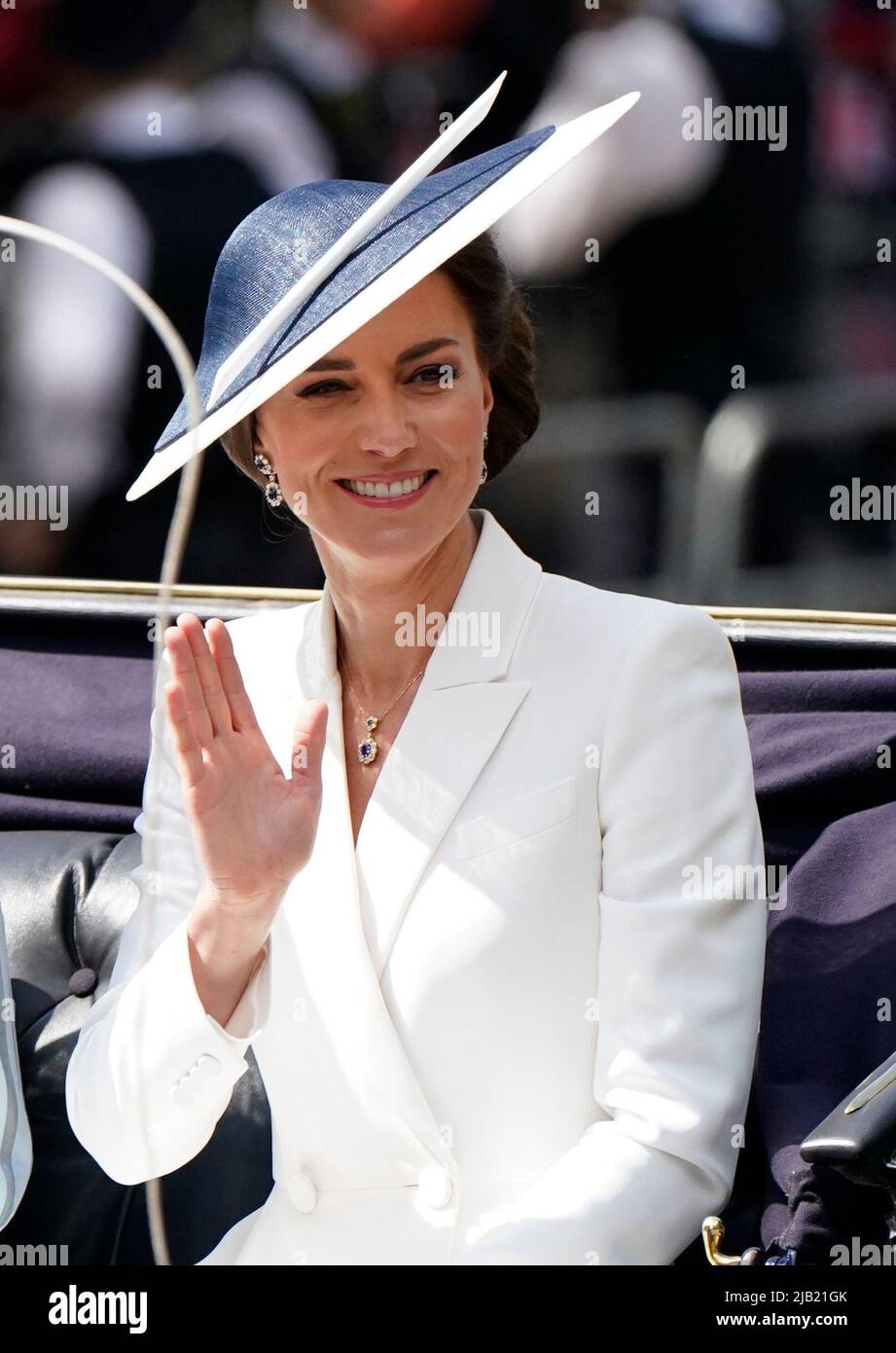 Die Herzogin von Cambridge fährt in einer Kutsche, während die königliche Prozession den Buckingham Palace zur Trooping the Color-Zeremonie bei der Horse Guards Parade im Zentrum von London verlässt, während die Königin am ersten Tag des Platin-Jubiläums ihren offiziellen Geburtstag feiert. Bilddatum: Donnerstag, 2. Juni 2022. Stockfoto