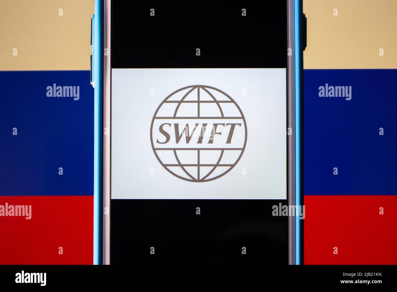 Logo von SWIFT (The Society for Worldwide Interbank Financial Telecommunication) auf dem iPhone auf russischer Flagge. Sanktionen für Ukraine Invasion Konzept Stockfoto