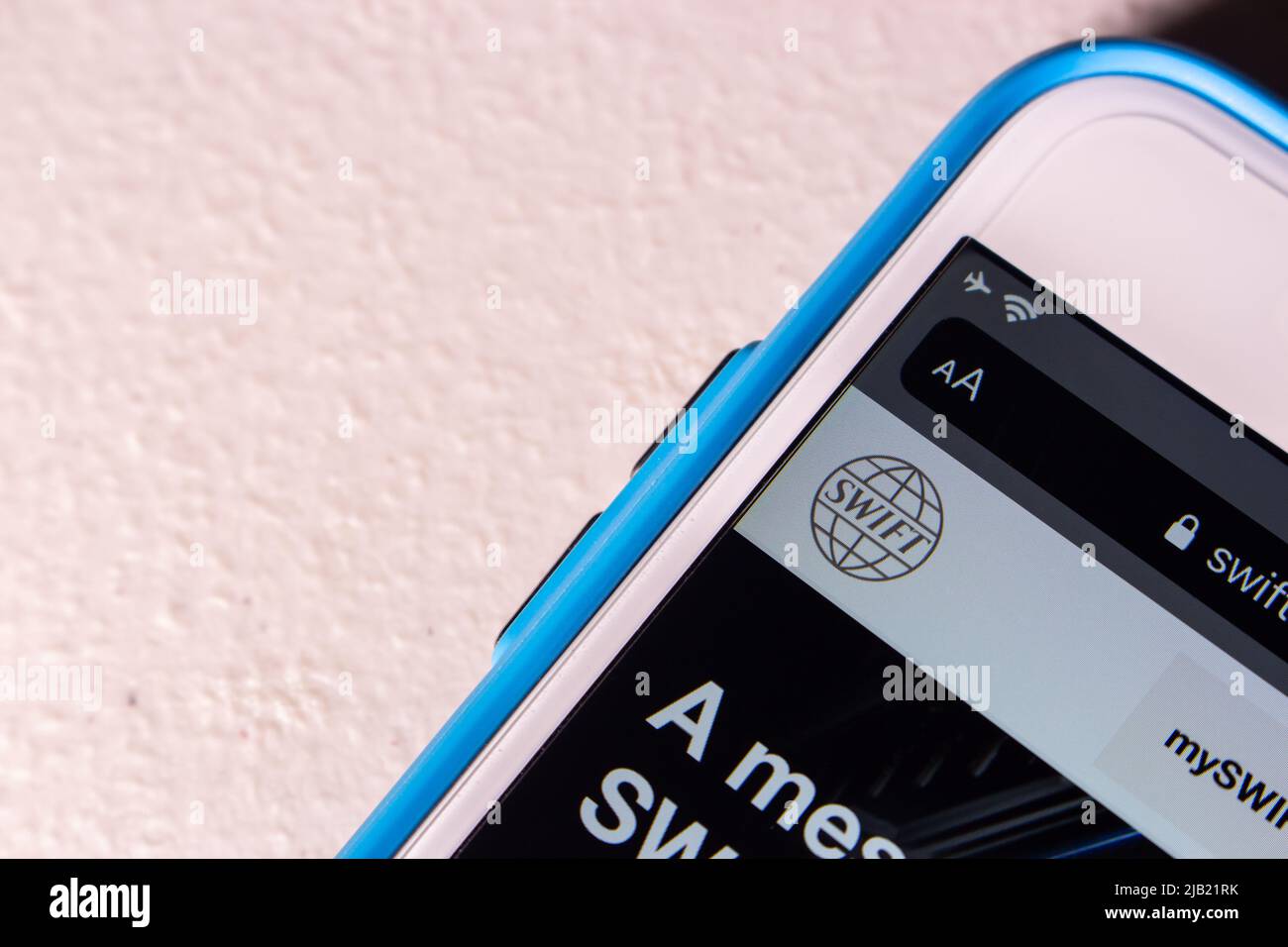 Website von SWIFT (The Society for Worldwide Interbank Financial Telecommunication), einem weltweit sicheren Nachrichtendienst für Finanzdienstleister, auf dem iPhone Stockfoto