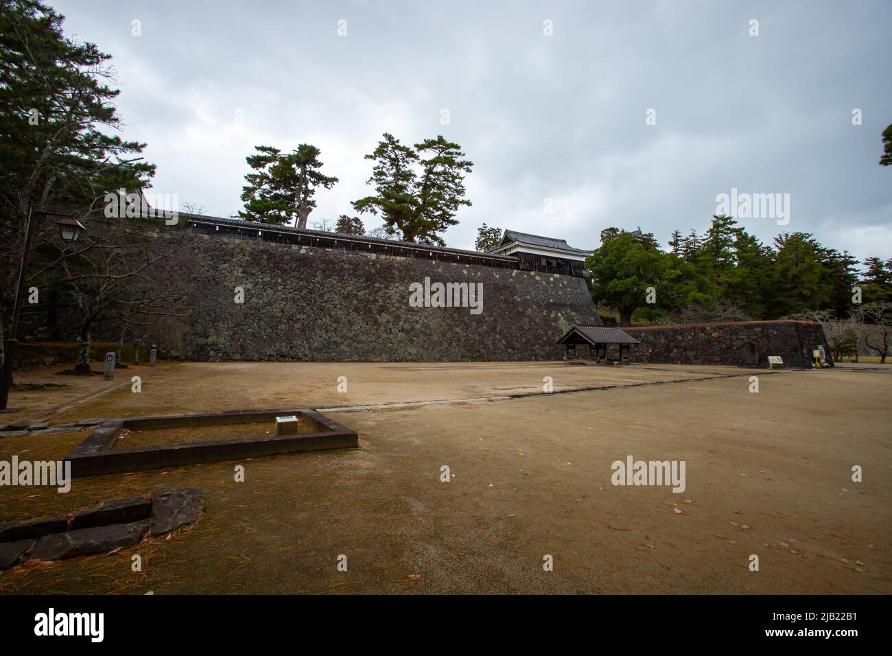 Der Pfad in der Matsue Jo (Burg Matsue), der von 1607 bis 1611 von Horio Yoshiharu am bewölkten Tag erbaut wurde. Im Bild befindet sich eine Ishigaki-Wand. Stockfoto