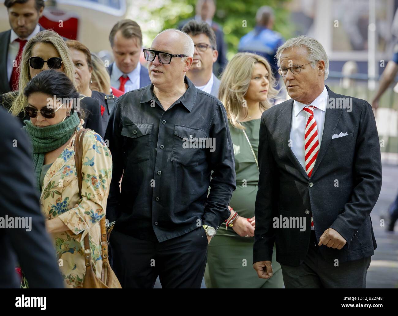 2022-06-02 10:54:17 LAREN - Rene van der Gijp und Fons van der Poel gehen vor der Beerdigung von Willibrord Frequin die St. John's Basilica. Frequin starb im Alter von 80 Jahren an den Auswirkungen von Parkinson. ANP ROBIN VAN LONKHUIJSEN niederlande Out - belgien Out Stockfoto