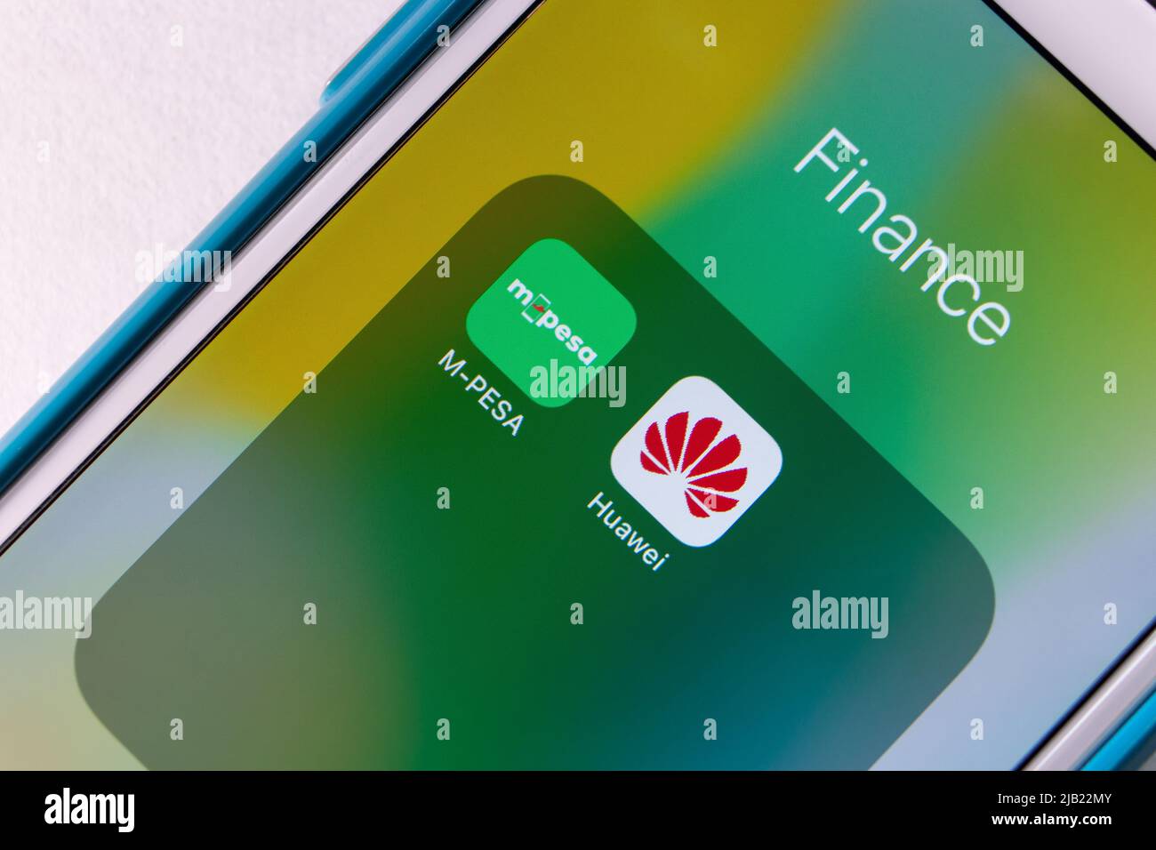 Konzeptuelles Bild von Mpesa- und Huawei-Symbolen auf einem iPhone. M-Pesa ist ein mobiler Geldtransfer- und Zahlungsdienst von Vodafone und Safaricom Stockfoto