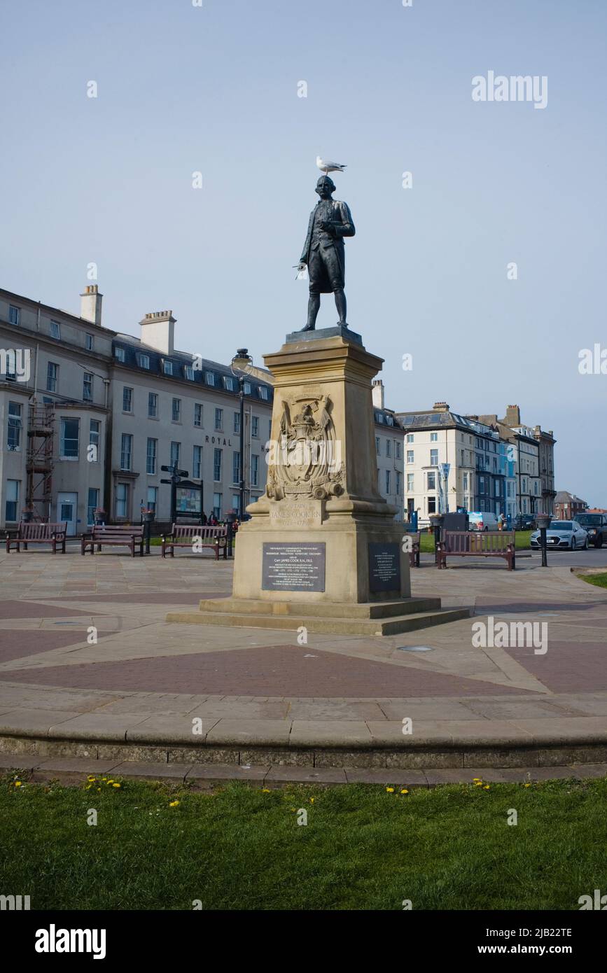 Die Captain Cook Gedenkstatue auf der Landzunge über Whitby Harbour Stockfoto