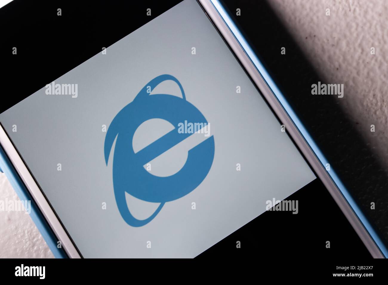 Kumamoto, JAPAN - Mär 23 2022 : Logo des Microsoft Internet Explorer 11 auf dem Smartphone-Bildschirm. IE11 wird am 15. Juni 2022 eingestellt Stockfoto