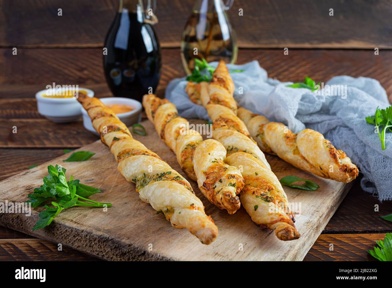 Blätterstäbchen mit Käse und Kräutern. Hausgemachte Paniermehl mit Sauce Stockfoto