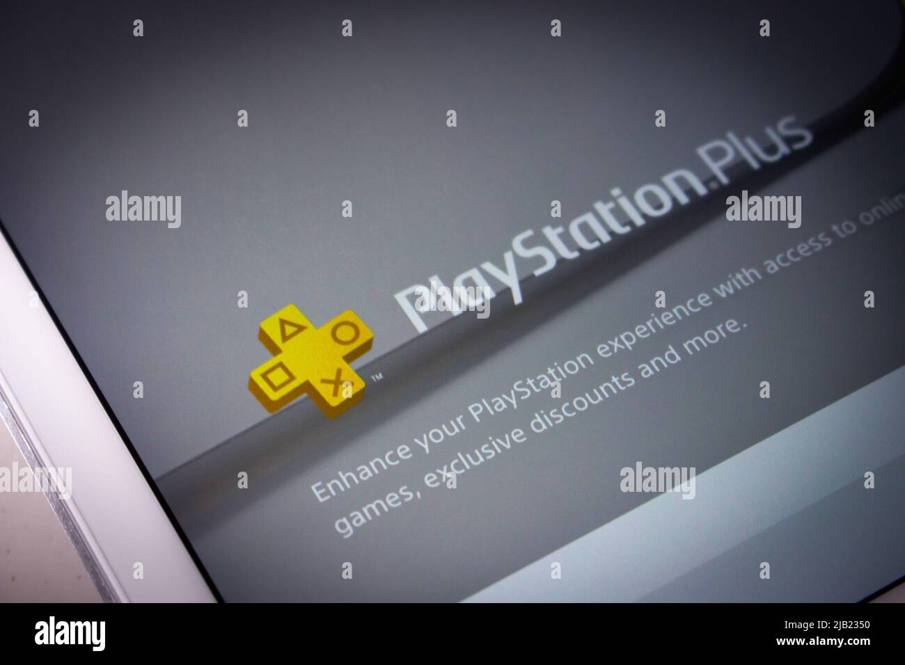 Kumamoto, JAPAN - Apr 5 2022 : Logo von PlayStation Plus im Jahr PlayStation.com. Offiziell gab bekannt, dass PS Now im Juni 2022 mit dem neuen PS Plus zusammenwachsen wird Stockfoto