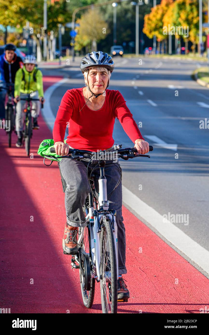 Mobilität mit Fahrrad und Pedelec im urbanen Raum - eine Herausforderung für die zukünftige Verkehrsplanung. Stockfoto