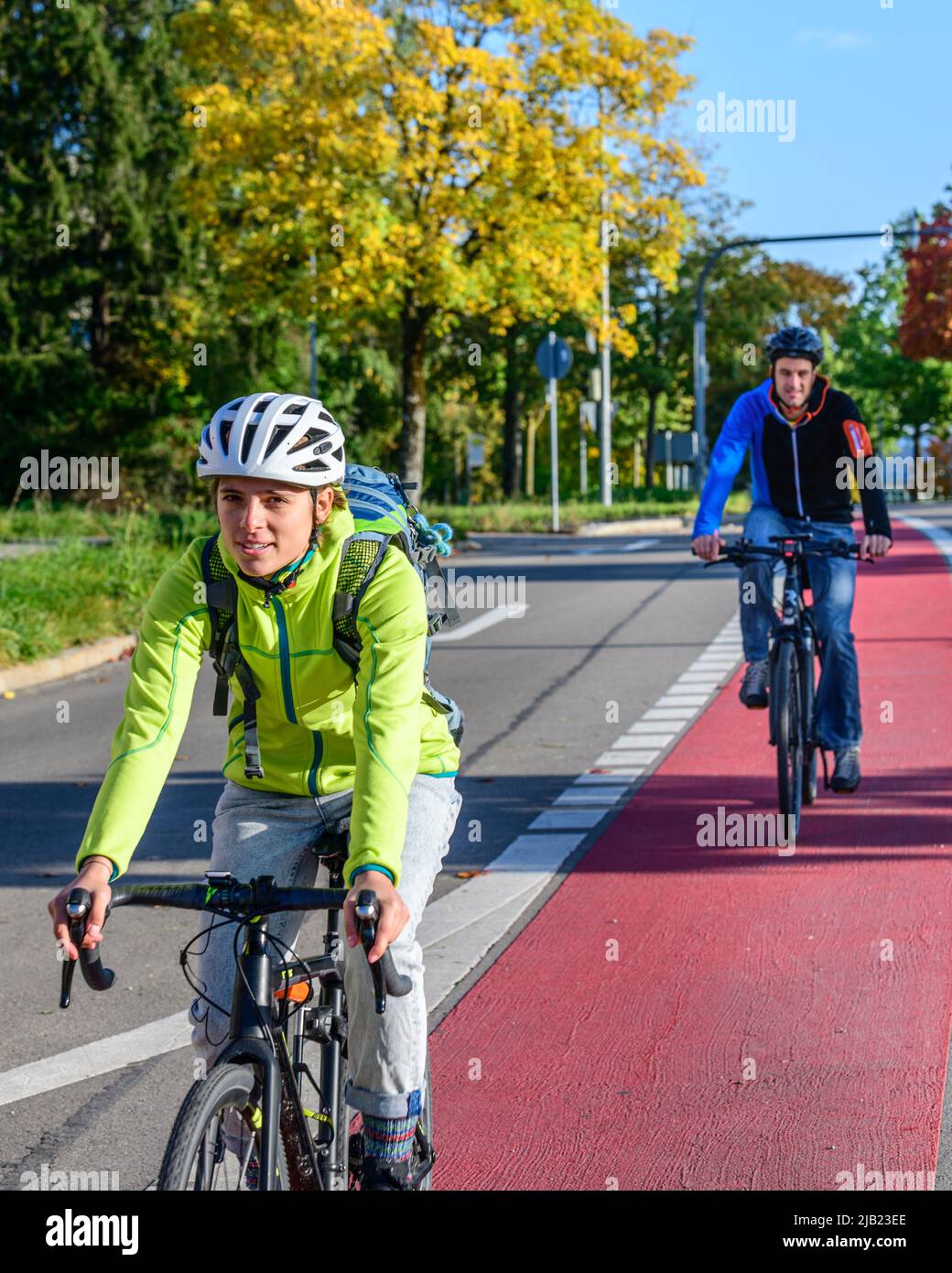 Mobilität mit Fahrrad und Pedelec im urbanen Raum - eine Herausforderung für die zukünftige Verkehrsplanung. Stockfoto