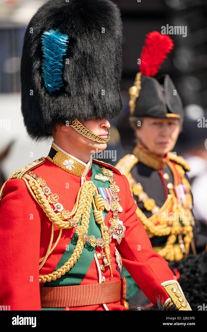 Der Herzog von Cambridge fährt in der Royal Procession auf der Mall vor der Trooping the Color Zeremonie auf der Horse Guards Parade im Zentrum von London, während die Königin am ersten Tag des Platinum Jubilee-Jubiläums ihren offiziellen Geburtstag feiert. Bilddatum: Donnerstag, 2. Juni 2022. Stockfoto
