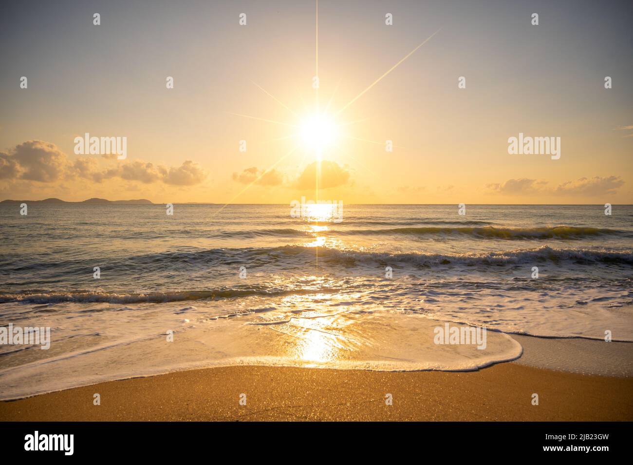 Das Meer am Morgen im Sommer Stockfoto