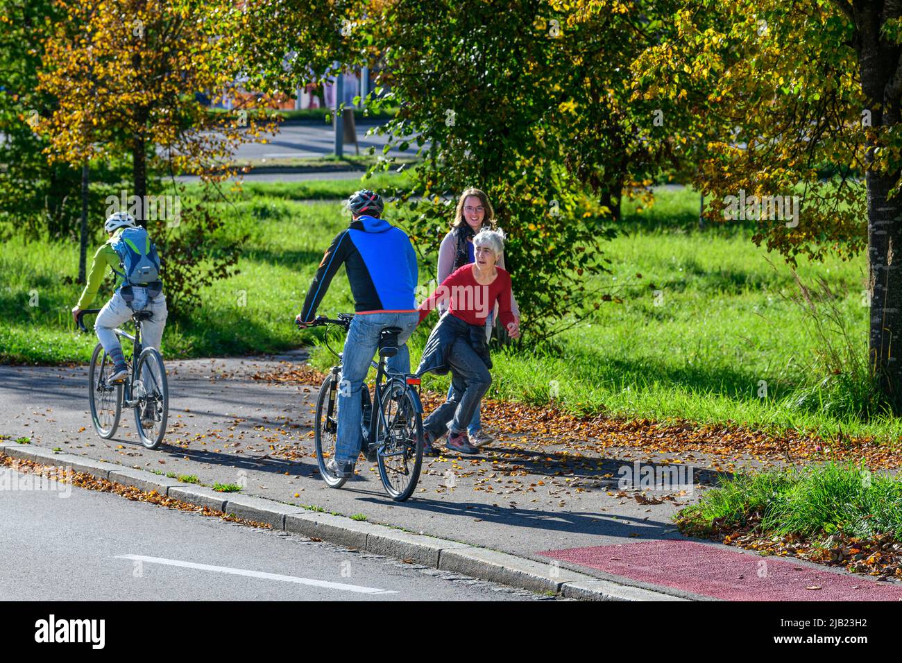 Mobilität mit Fahrrad und Pedelec im urbanen Raum - eine Herausforderung für die zukünftige Verkehrsplanung. Stockfoto