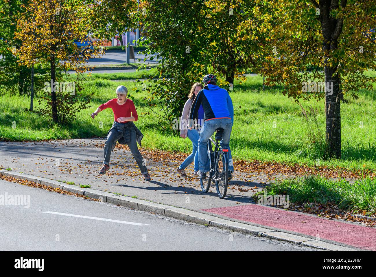 Mobilität mit Fahrrad und Pedelec im urbanen Raum - eine Herausforderung für die zukünftige Verkehrsplanung. Stockfoto