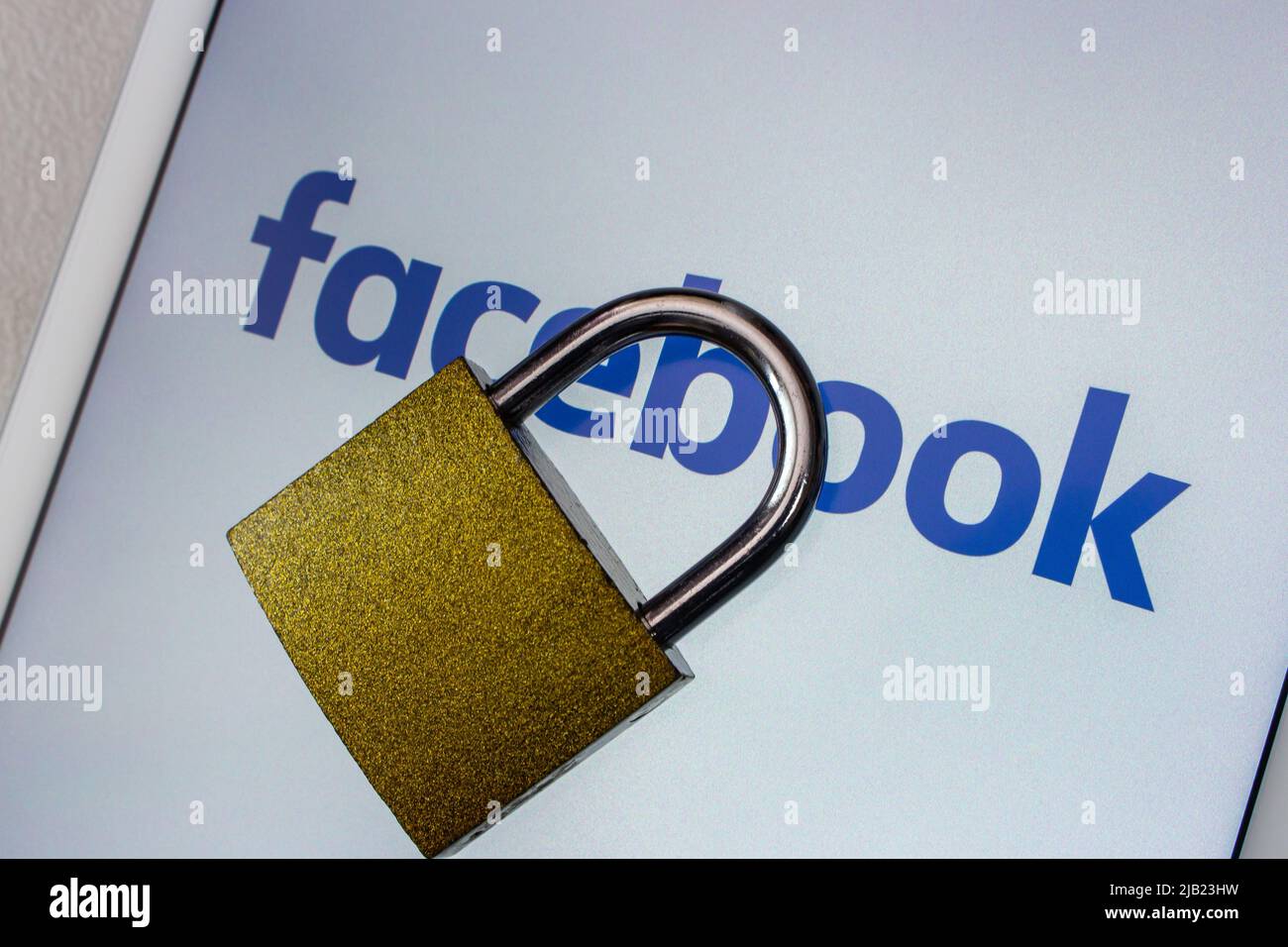 Kumamoto, JAPAN - Feb 22 2022 : Facebook-Logo mit großem Vorhängeschloss auf dem Tablet. Digitale Sicherheit im Social-Media-Account-Konzept. Stockfoto