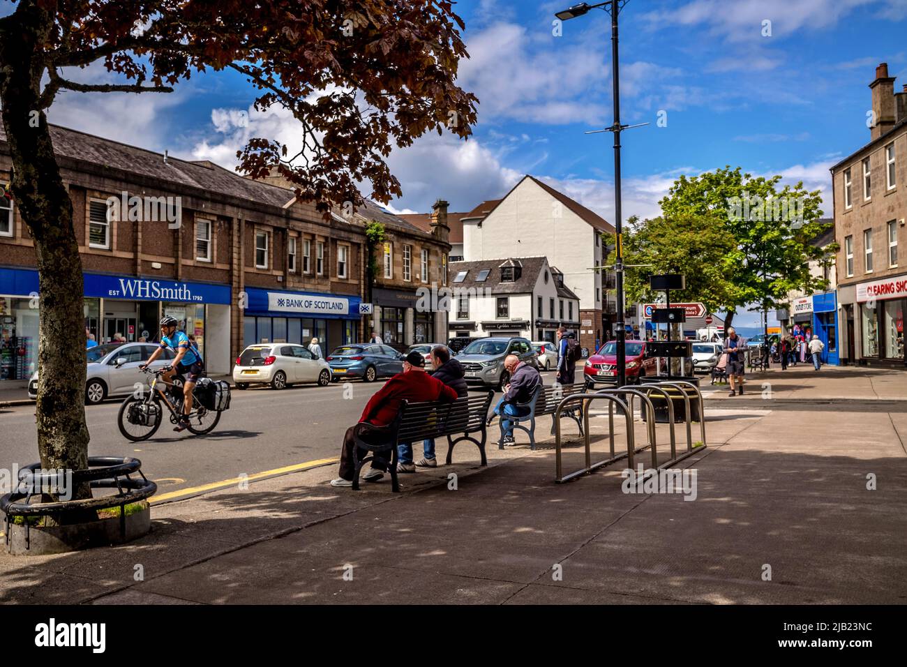 Blick auf die Menschen im Stadtzentrum von Largs North Ayrshire mit Sonnenschein im Mai Stockfoto