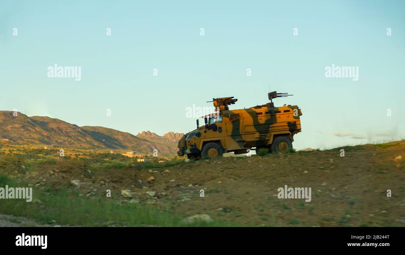 11 Mai 2022 Cizre Şırnak Türkei. Militärfahrzeug mit Tarnung im Stadtzentrum Stockfoto